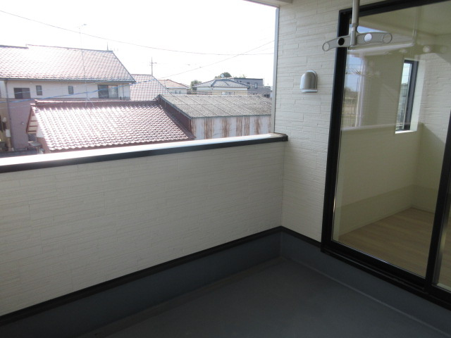 【仲介手数料無料】新築戸建　吉見町東野1-5-6（全3棟）のバルコニー