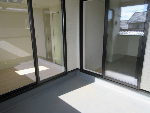 【仲介手数料無料】新築戸建　吉見町東野1-5-6（全3棟）のバルコニー