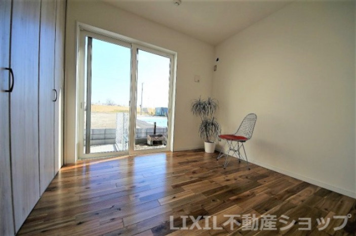 アウトドア×お家の洋室|こちらのお部屋からはお庭の様子も