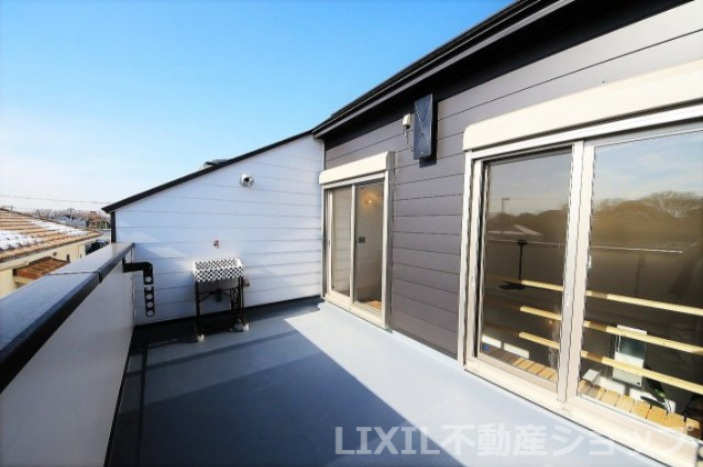 アウトドア×お家のバルコニー|BBQも楽しめる７帖以上の広々バルコニー