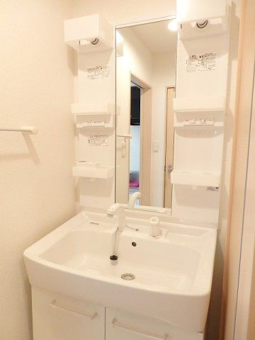 ソレイユ４番館の洗面所|明るい洗面所です