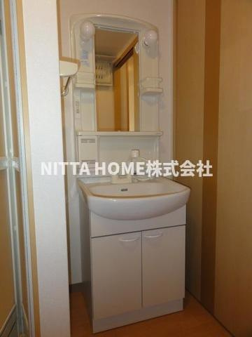 リベルテの洗面所|シャワー付きの洗面化粧台もあります◇