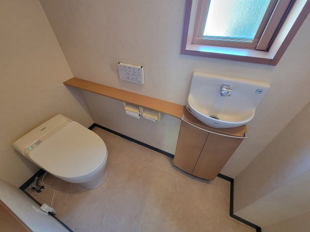 平田東1丁目　売中古住宅のトイレ