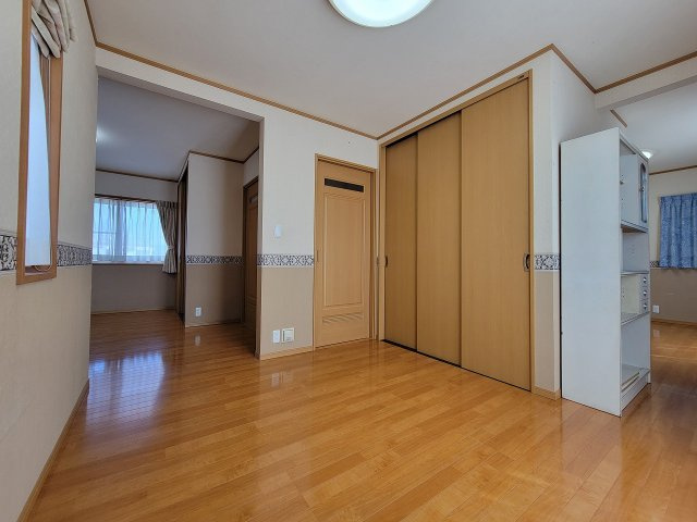 平田東1丁目　売中古住宅の洋室