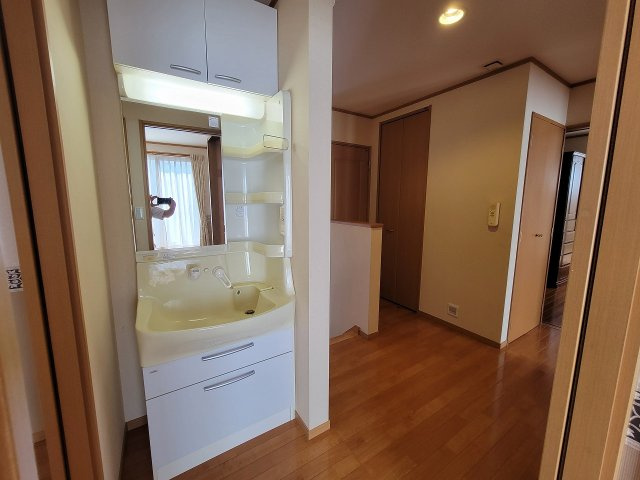 平田東1丁目　売中古住宅の独立洗面台