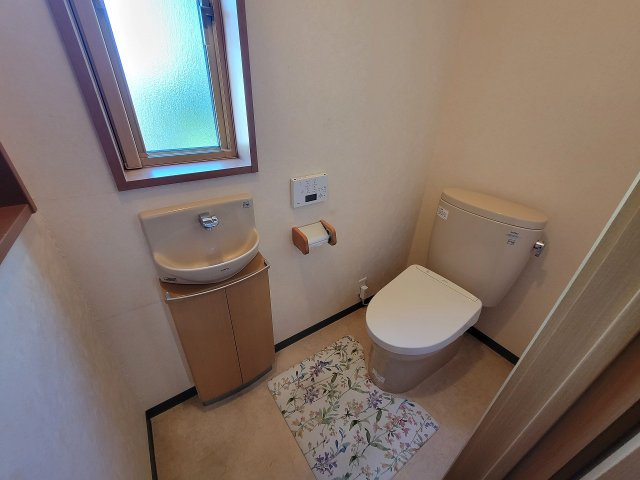 平田東1丁目　売中古住宅のトイレ