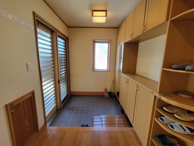 平田東1丁目　売中古住宅の玄関