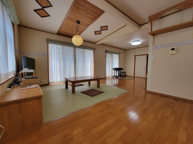 平田東1丁目　売中古住宅の居間・リビング