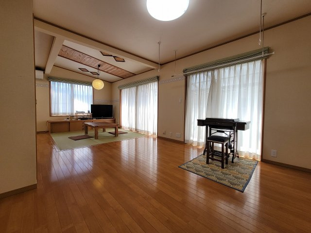 平田東1丁目　売中古住宅の居間・リビング