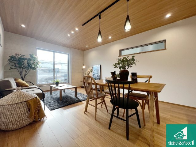 15(土)16(日)現地説明会　堺市南区深阪南　限定1邸の居間・リビング|日当たり良好の明るいリビングで朝の目覚めもスッキリできそう！対面キッチンでご家族のコミュニケーションも自然と増える設計！小さなお子様が遊ぶスペースを作っても広々とくつろげるLDK！