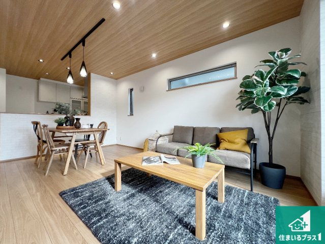 15(土)16(日)現地説明会　堺市南区深阪南　限定1邸の居間・リビング|日当たり良好の明るいリビングで朝の目覚めもスッキリできそう！対面キッチンでご家族のコミュニケーションも自然と増える設計！小さなお子様が遊ぶスペースを作っても広々とくつろげるLDK！