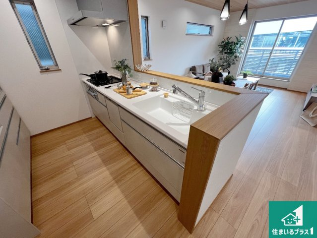 14(土)15(日)現地説明会　堺市南区深阪南　限定1邸のキッチン|リビングと統一感があり、使い勝手のいいキッチン。広々としているので、二人並んで作業が出来ちゃいます。お子様と一緒に色々なお料理に挑戦できるスペースがあります。