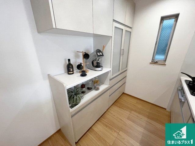 15(土)16(日)現地説明会　堺市南区深阪南　限定1邸のキッチン|リビングと統一感があり、使い勝手のいいキッチン。広々としているので、二人並んで作業が出来ちゃいます。お子様と一緒に色々なお料理に挑戦できるスペースがあります。