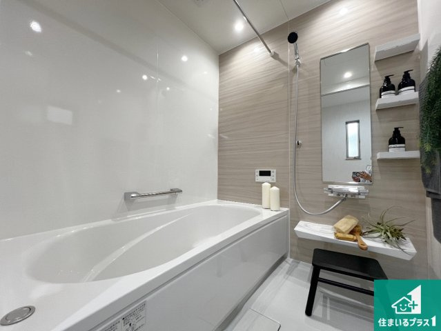 14(土)15(日)現地説明会　堺市南区深阪南　限定1邸の浴室|足をゆったり伸ばして寛げる浴槽です。窓が設けられていますので差し込む光が明るく穏やかな雰囲気にしてくれます♪浴室乾燥機も設置しているので、雨の日の洗濯物も安心です♪