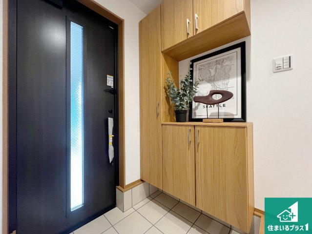 14(土)15(日)現地説明会　堺市南区深阪南　限定1邸の玄関|シューズボックスにはたくさんの靴が収納できるので玄関周りはいつもスッキリ！ご家族が増えても安心！