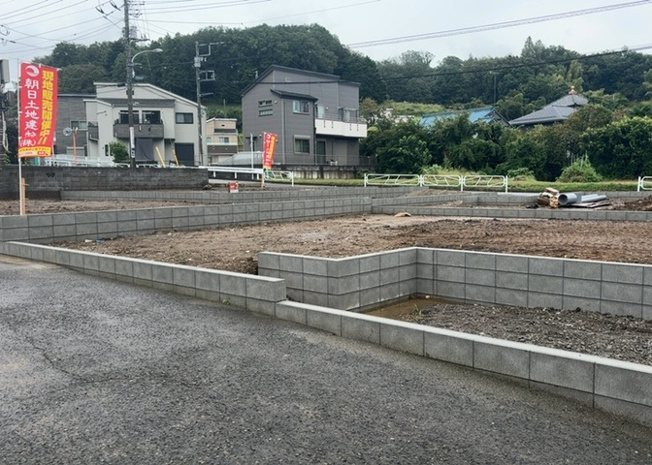 【外観】 | 土地の形が極端に長細かったり、狭小地、あるいは道路との高低差がある傾斜地だった場合、後々売ろうとしても買い手がつかない場合もあります。後々、売却することになった時に価値の下がらない土地を選びましょう。