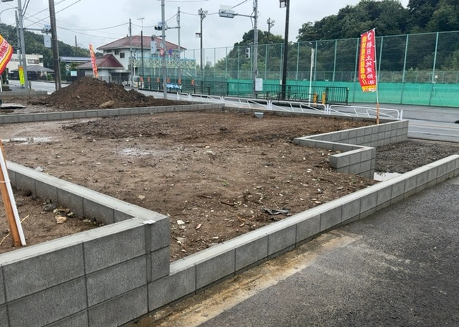 【外観】 | 土地を買う際、住む地域の自治体や福祉の補助制度にも注目してみましょう。子供や老人の医療補助やゴミ出しのルールなど、自治体によってルールに大きな違いがあるため、暮らしやすい土地で判断するとよいでしょう。