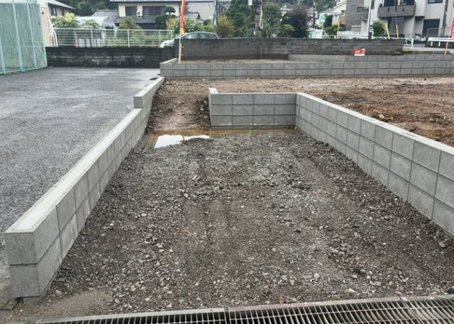 【外観】 | 現地に行くなら、物件の周囲の地形がどうなっているかを見ることも大切です。周辺より低くなっている土地では、大雨などで水が集まりやすいため、地盤が弱くなっているということも考えられるため、注意が必要です。
