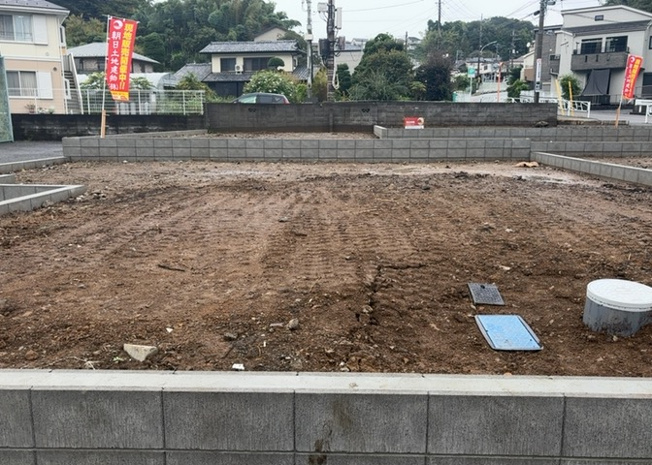 【外観】 | 隣家の土地はどうなっているのか、生活利便施設が近くにあるのか、学校まで近いかなど、お客様のライフスタイルにあわせたイメージが重要です。また、近くにあると困る施設が近くにないかも確認するといいでしょう。