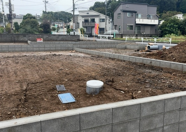 【外観】 | 土地購入を検討されている場合、境界杭がない状態で購入してしまうと境界確定測量をする必要があり、費用がかかります。購入の前に、売主、隣土地所有者立ち合いのもと境界を確定し境界杭を設置するのがベストです。