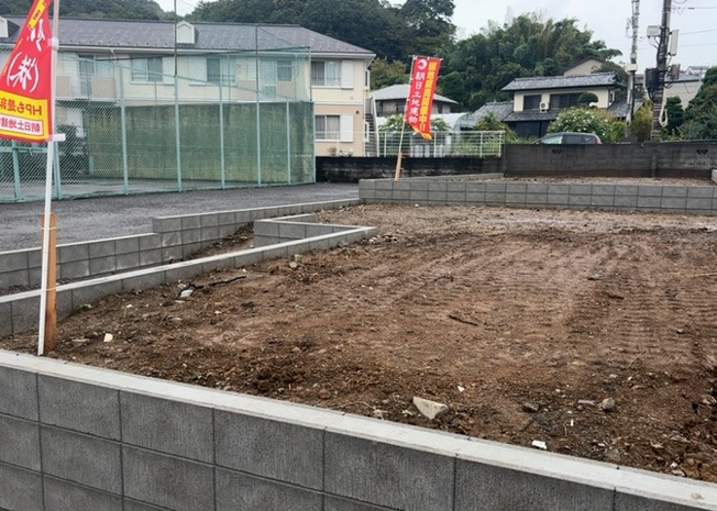【外観】 | 家を建てる前提で土地を探している場合、地盤の丈夫さは譲れない条件の一つです。地盤が脆弱だと追加工事が必要となります。また、過去に地盤沈下や液状化現象を起こした土地は、できるだけ避けた方がいいでしょう。