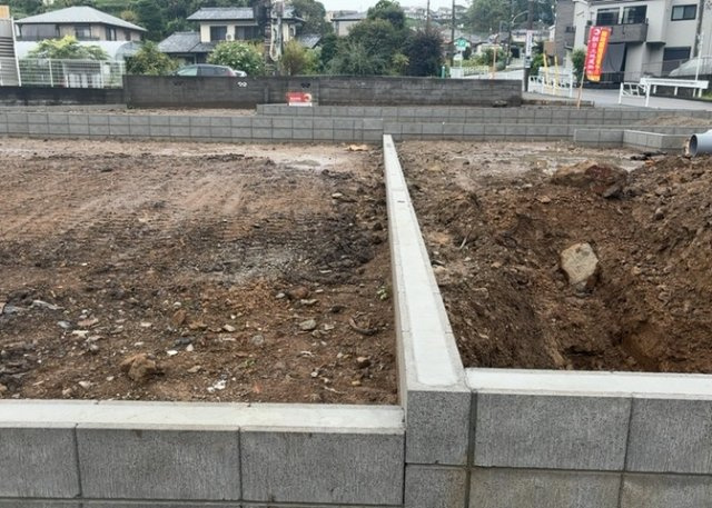 【外観】 | 人が暮らすうえで日光は大切な要素となります。日当たりの良さは譲れないポイントですね。併せて近くに大きな建築物の建築予定がないか、あるいはそれが可能な土地が近くにないか事前に確認することもお勧めします。