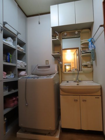 辰野町　売中古住宅の洗面所