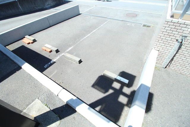 バードタウン8番館の駐車場|※別号室の写真です。現況優先となります。