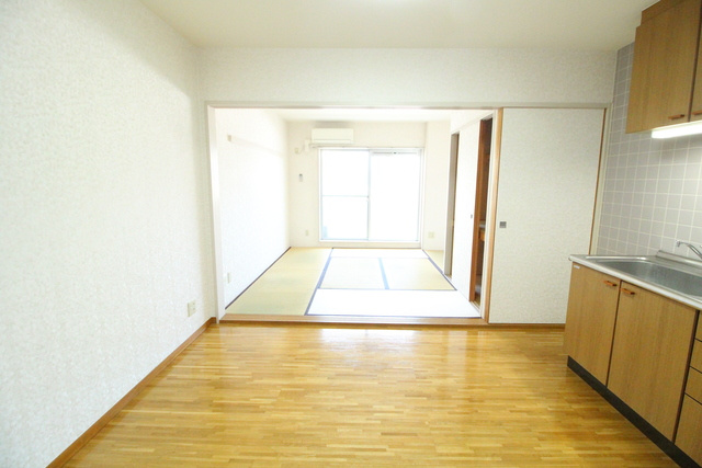 バードタウン8番館の居間・リビング|※別号室の写真です。現況優先となります。