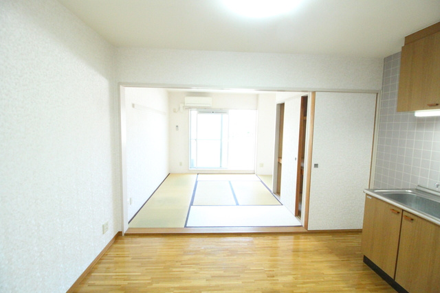 バードタウン8番館の居間・リビング|※別号室の写真です。現況優先となります。