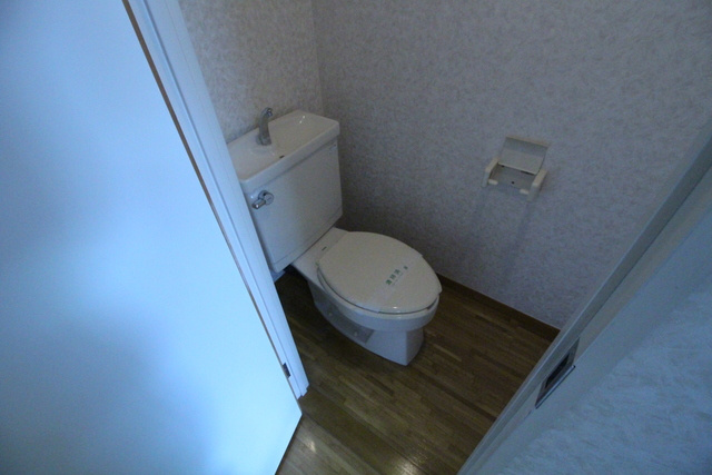 バードタウン8番館のトイレ|※別号室の写真です。現況優先となります。