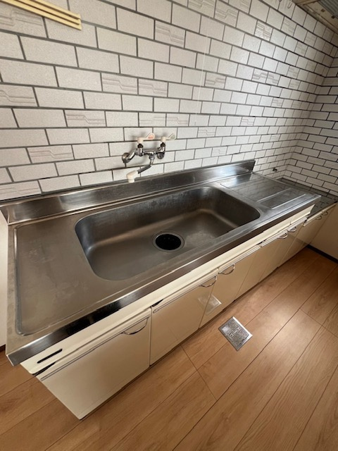 十和田市元町東２丁目のアパートのキッチン|広々としたなキッチンで掃除もラクラク