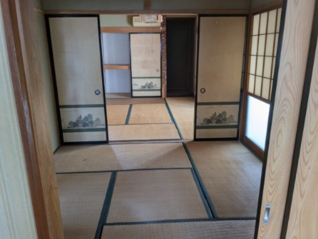 中古戸建　中里見町の居間・リビング|キッチンからつながる和室は、座卓をおいてくつろぎの居間空間でしょうか。