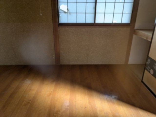中古戸建　中里見町の洋室|シンプルな洋間は、主寝室にも適しています。