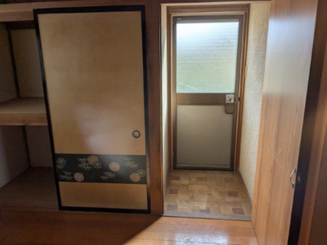中古戸建　中里見町の洋室|東側の庭への出入り口。風通りも良好です。