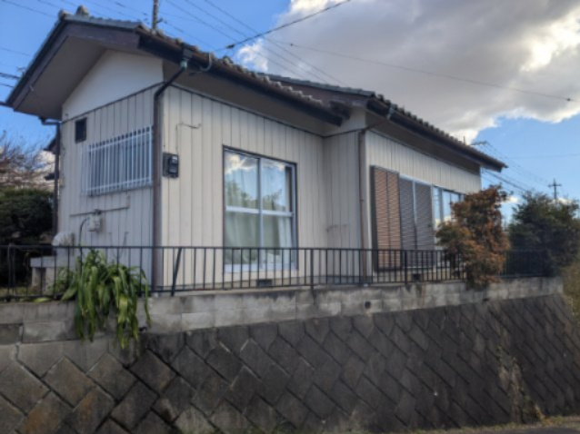 中古戸建　中里見町の外観|南側道路とは高低差があるため、室内のプライバシーも守られそうです。