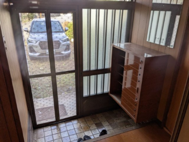 中古戸建　中里見町の玄関|引き戸の玄関です。摺りガラスから柔らかな光が差し込みます。