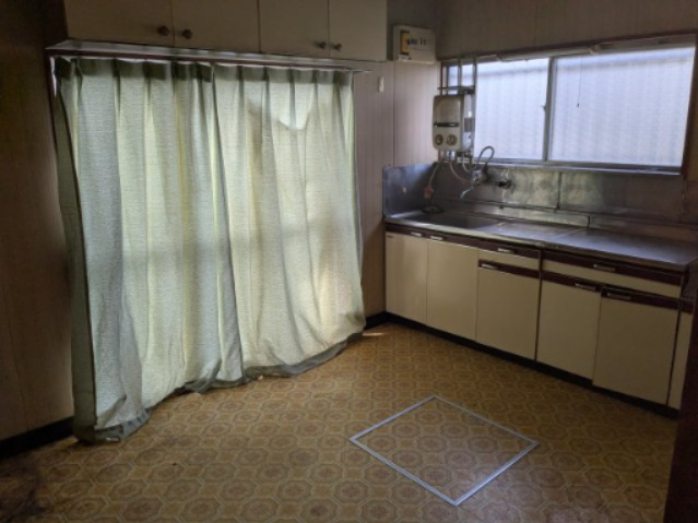 中古戸建　中里見町のキッチン|二面採光のキッチンスペース。
