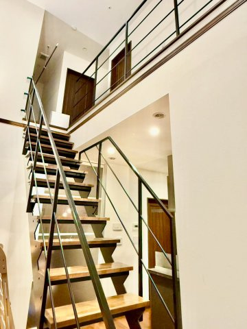 明石市大久保町茜3丁目のその他|吹き抜けリビング階段で開放感抜群です！黒のアイアンの手すりでさらにオシャレな雰囲気に♪