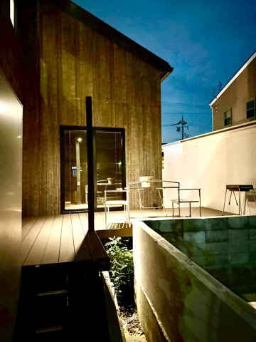 明石市大久保町茜3丁目の庭|別荘にいる様なウッドデッキで♪ＢＢＱ夜は、お酒を楽しむのも良し♪
