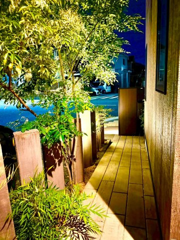 明石市大久保町茜3丁目のエントランス|玄関までのライトアップされたエントランス♪うっとりしちゃいます♪