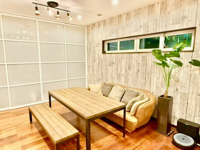 明石市大久保町茜3丁目の居間・リビング|大きなダイニングテーブルも余裕でおけて、横の引き戸の中は大収納スペース付き♪