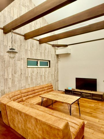 明石市大久保町茜3丁目の居間・リビング|大きなソファーを置いても広々のリビング♪天井は吹き抜けで開放感があります♪
