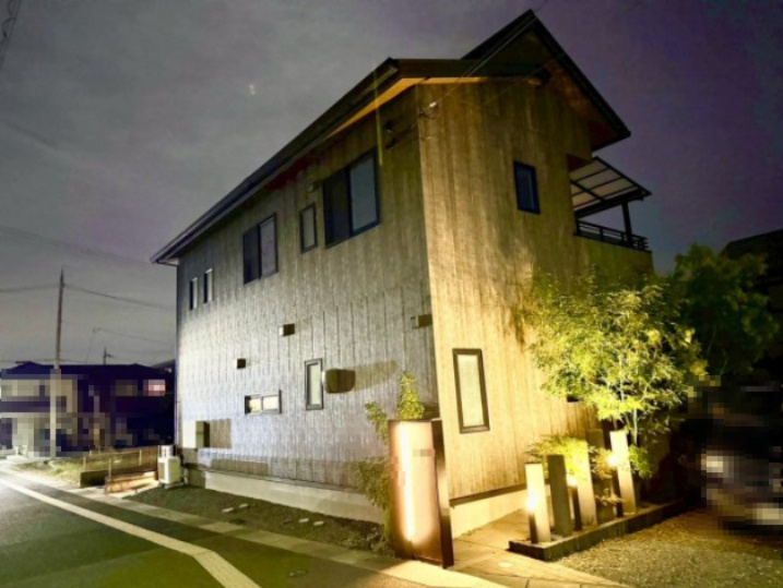 明石市大久保町茜3丁目の外観|夜のお家もモダンな木目のサイディングがおしゃれにライトアップすることでさらに高級感のある外観に♪
