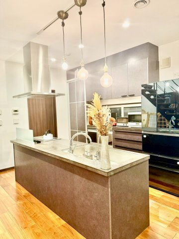 明石市大久保町茜3丁目のキッチン|最高級でスタイリッシュなオープンキッチン大収納のキャビネット付きグレーの色が大人雰囲気を演出♪

