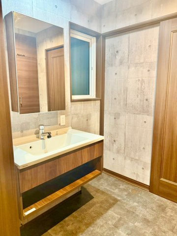 明石市大久保町茜3丁目の洗面所|注文住宅のこだわりのオシャレな洗面台で毎日の準備がルンルン♪