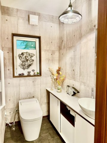 明石市大久保町茜3丁目のトイレ|壁紙が木目調オシャレなライト付き♪グレーのシックな床♪横には収納がありスッキリに♪
好きな小物を飾って楽しむのも良いですね♪