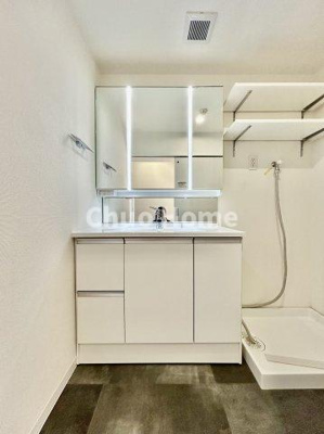 【駐車場】 | 小松川グリーンハイツ1号棟 | 【敷地内駐車場】最新の空き状況や費用などの詳細は担当スタッフまでお問い合わせください。