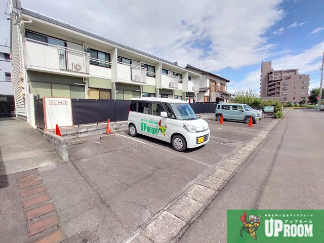 メゾン・ラポールの駐車場