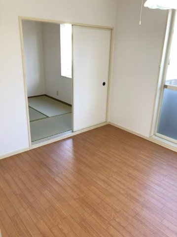 サンライズコーポの洋室|ゆったりした洋室です